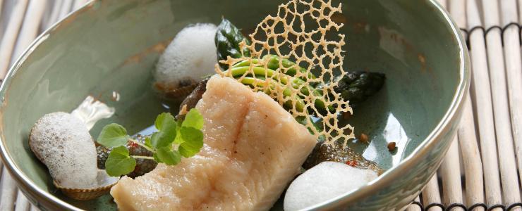 Truite Fario de Valentin, bouillon de poissons et coquillages, asperges vertes croquantes